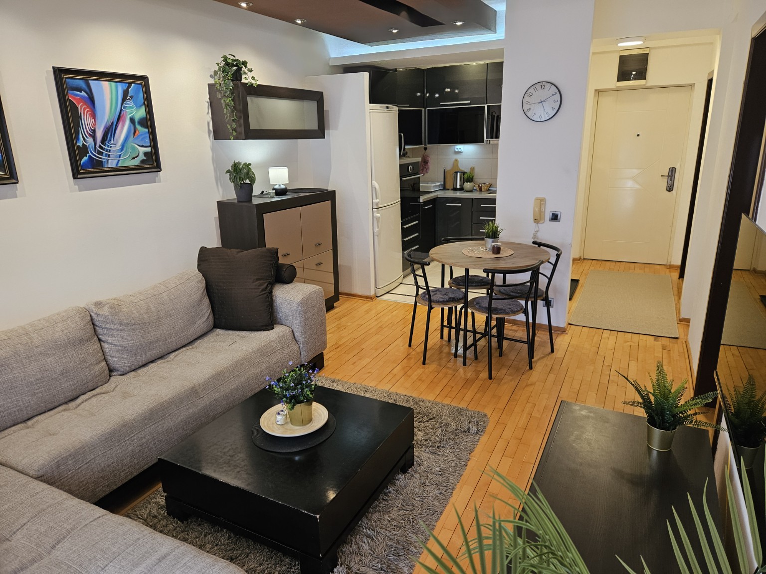 Dnevna soba i trpezarija — Čair Urban Stay, Niš